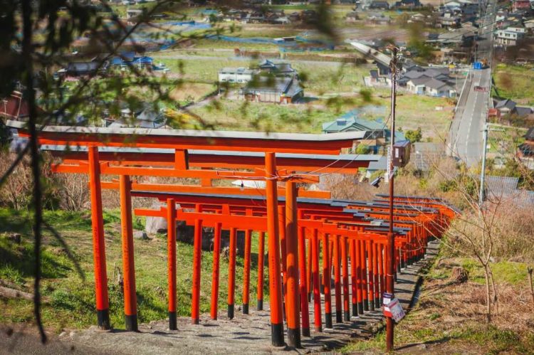 福岡県うきは市にある浮羽稲荷神社の鳥居を見下ろした様子