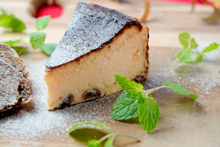 「ワインバル うららか くにたち」のバスク風チーズケーキ