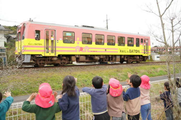 雲南市を走るJR西日本木次線のラッピング列車