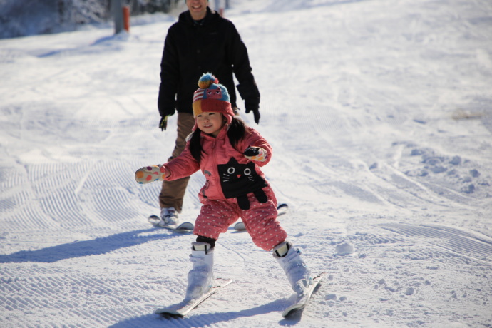 新潟県魚沼市にあるスキー場でスキーを楽しむ女の子