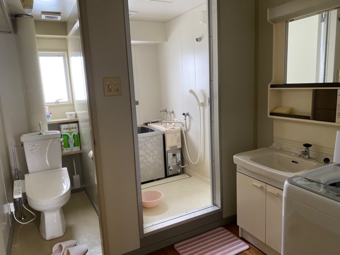 新潟県魚沼市にあるお試し住宅の洗面所とお風呂とトイレ