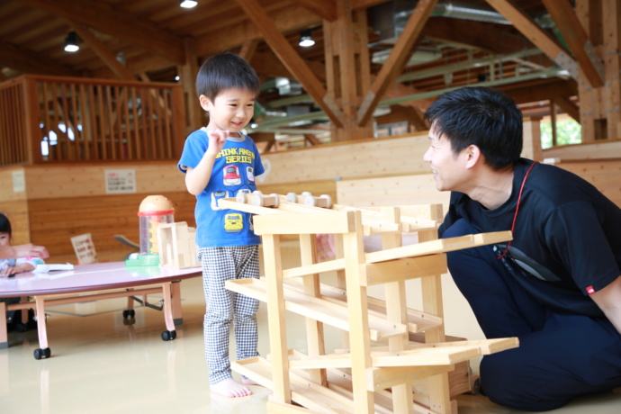 新潟県魚沼市にある「かたっくり」で遊ぶ親子