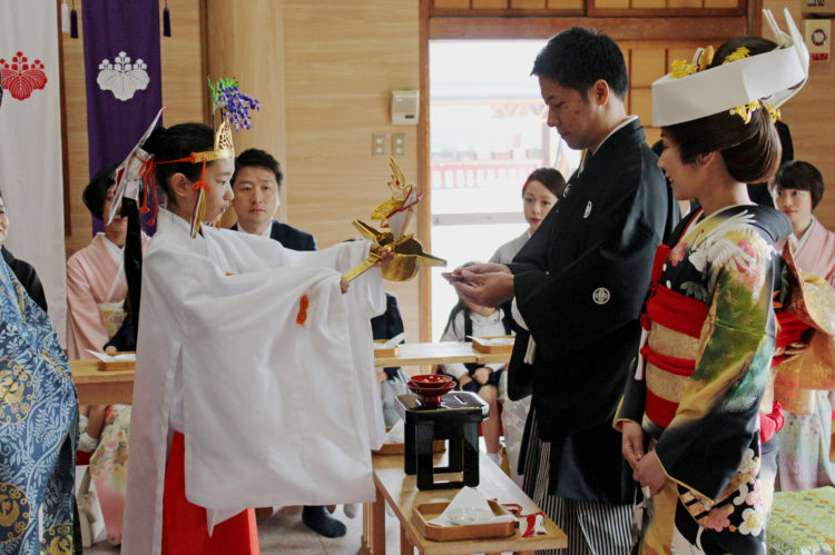 浦幌神社の神前結婚式における申込予約や衣装