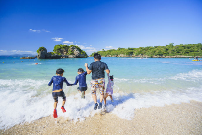 伊計島のビーチで遊ぶ親子