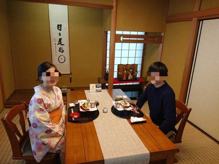 『京料理 うを友』で料理を楽しむカップル