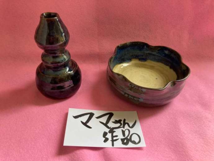 太秦工芸館で作陶した完成品の花瓶と小鉢