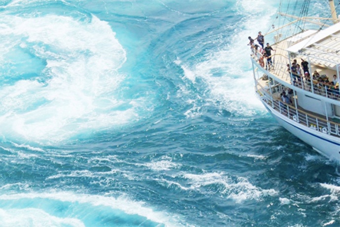 鳴門海峡の渦潮に接近するクルーズ船「日本丸」