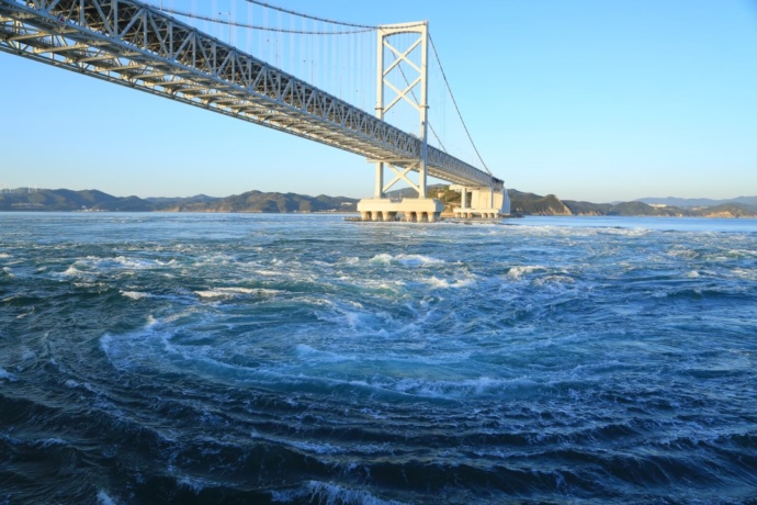 鳴門海峡の渦潮と大鳴門橋