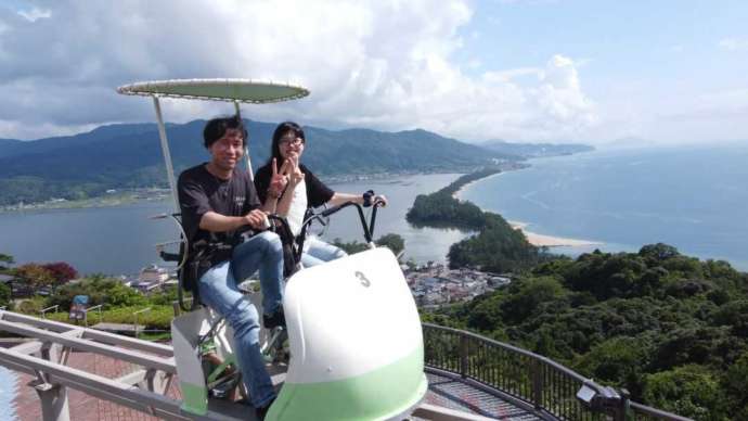 天橋立ビューランドのサイクルカーで周囲に広がる景色を満喫するカップル