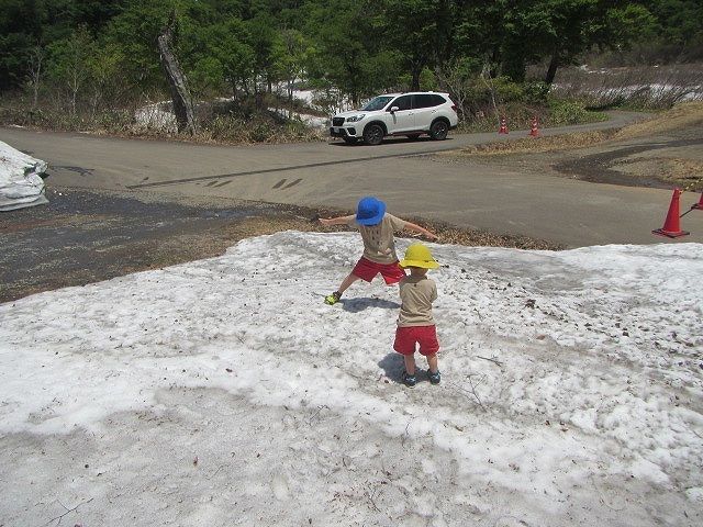 雪で遊ぶ子ども