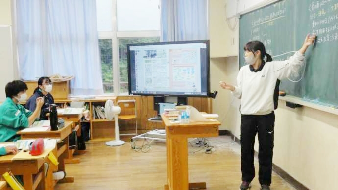 愛知県豊根村の電子黒板を使った中学校の授業風景