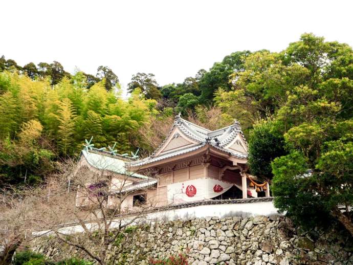 ピンクの社殿が特徴的な「粟嶋神社」