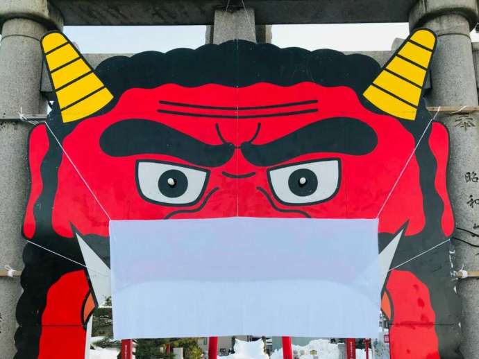 和田八幡宮の鳥居に飾られた赤鬼の面