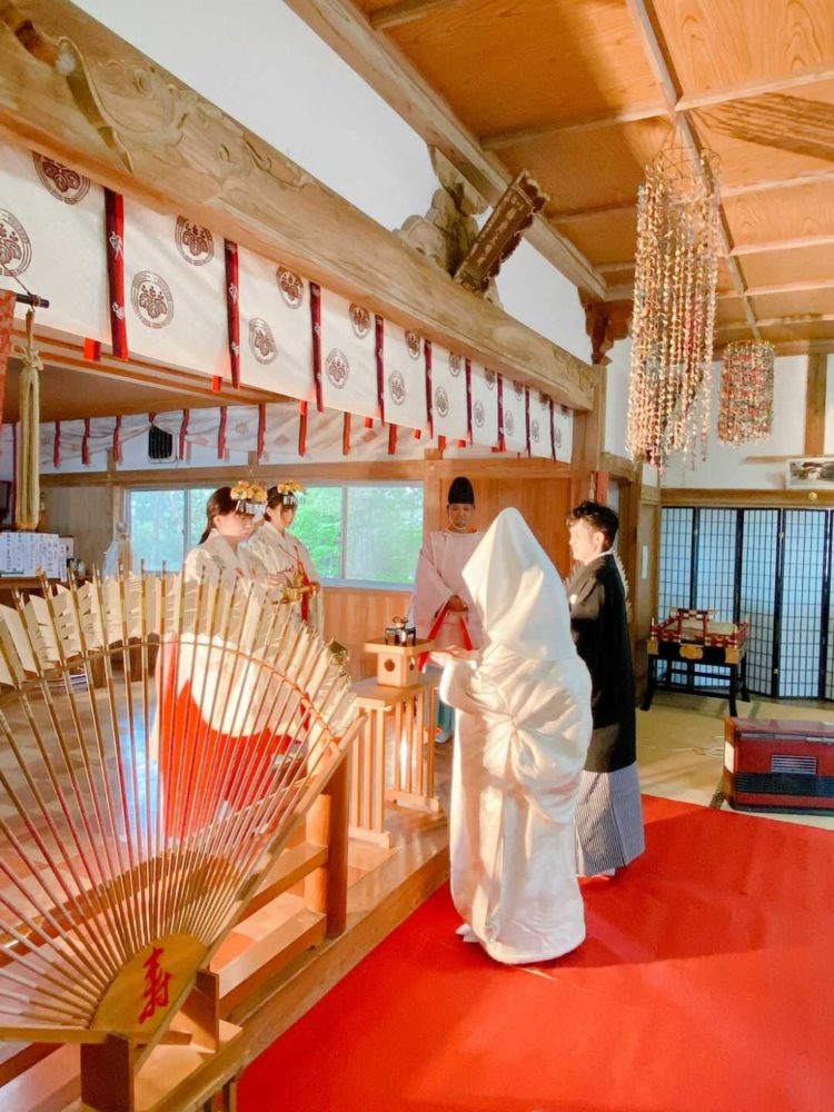 宮城県登米市にある若草稲荷神社で三々九度を行う妻の様子