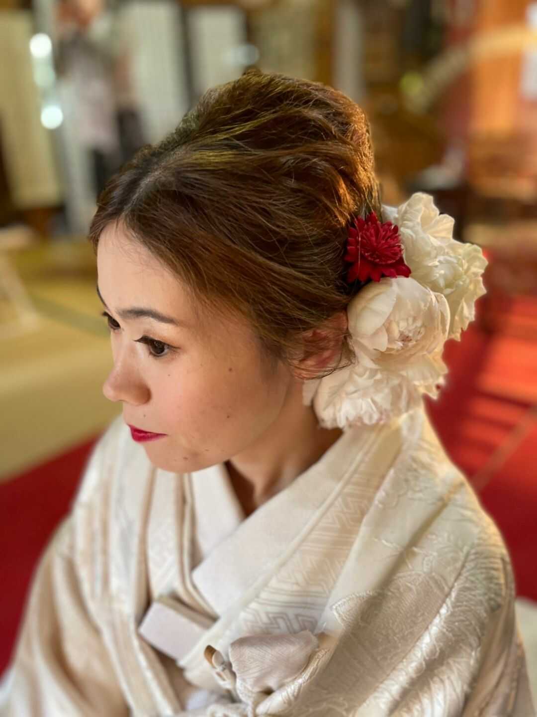 若草稲荷神社で生花の髪飾りをした新婦