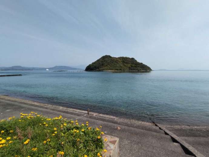 若宮公園海水浴場から満潮時の亀島を望む