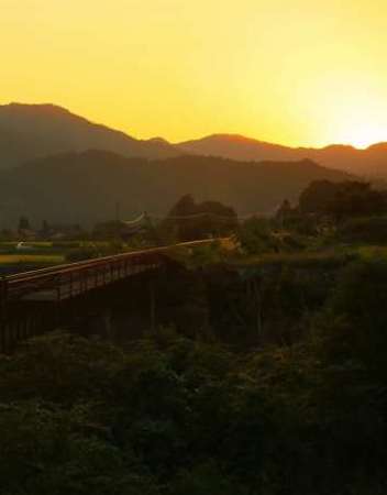 若桜鉄道の線路と夕日が沈む風景