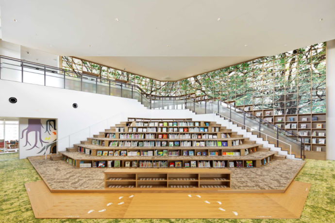 和歌山市の市民図書館の内部の様子