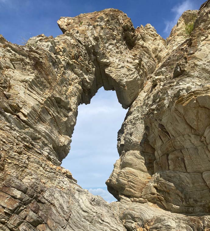 侵食によって穴が開いた「蓬莱岩」