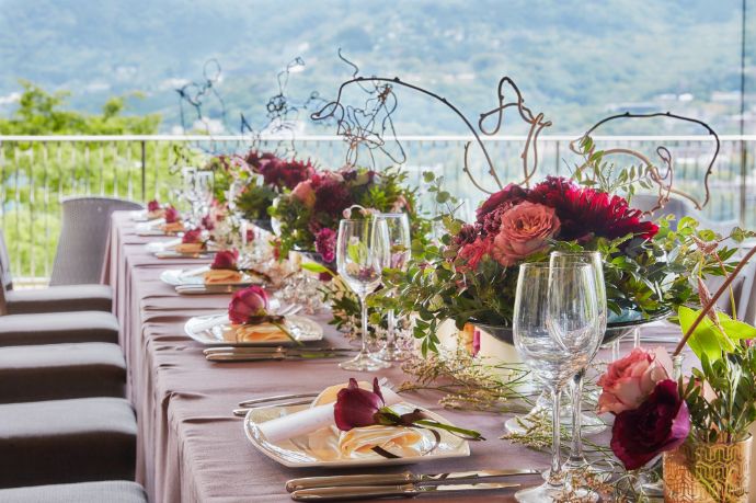 「箱根エレカーサホテル＆スパ」のウエディング：装花を飾ったダイニング会場のテーブル