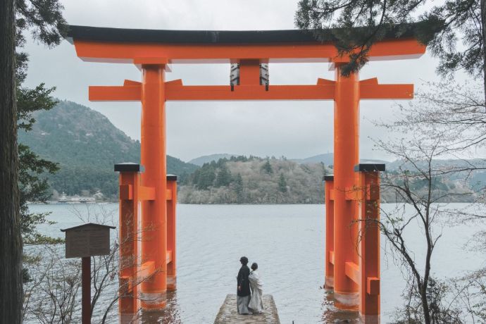 「箱根エレカーサホテル＆スパ」のウエディング：和装の撮影での人気スポットである箱根神社の平和の鳥居