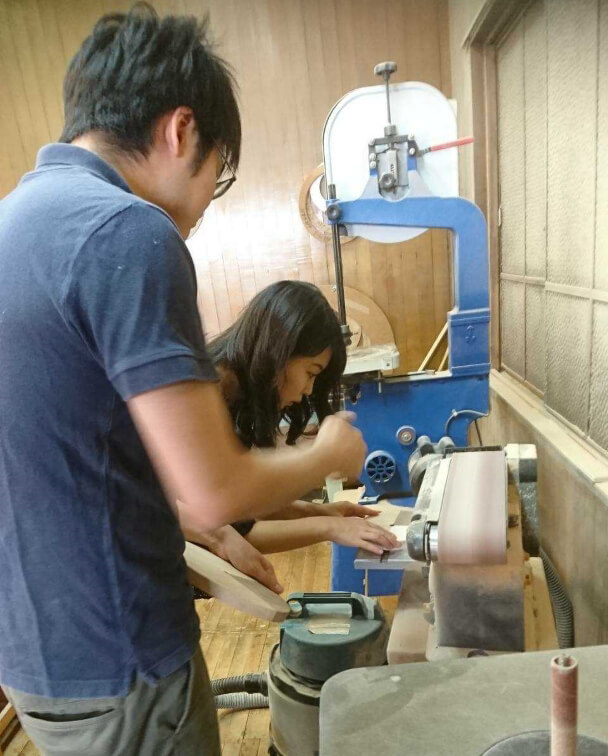 「アルブル木工教室」での掛け時計作りのワークショップの一コマ（カップルで木材を加工中・その1）