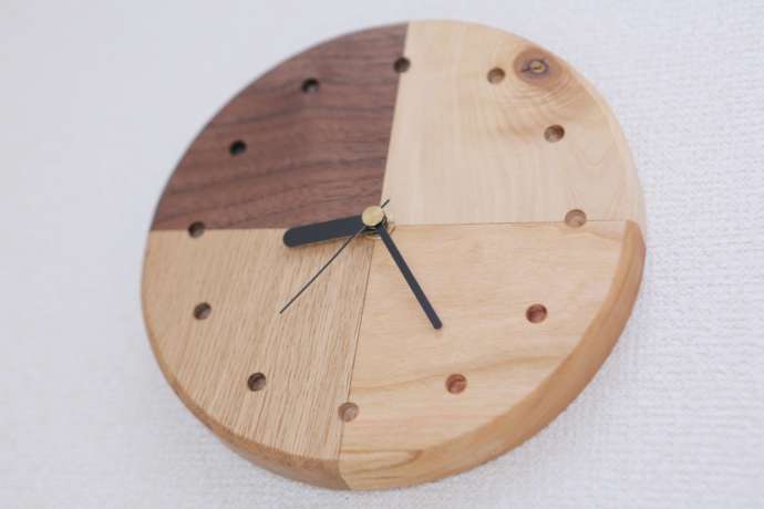 「アルブル木工教室」のワークショップで製作できる掛け時計の完成例