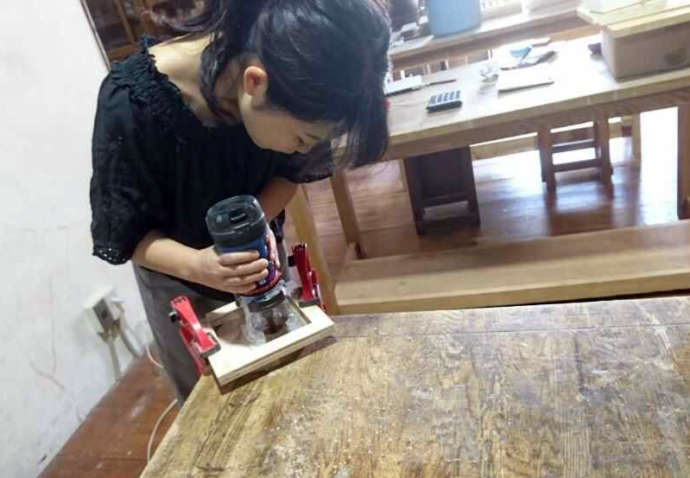 「アルブル木工教室」での掛け時計作りのワークショップの一コマ（文字盤を製作中・その1）