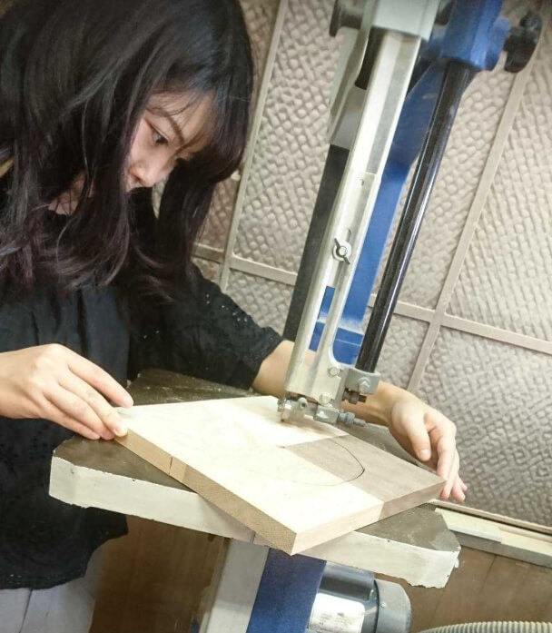 「アルブル木工教室」での掛け時計作りのワークショップの一コマ（電動糸鋸で木材をカット中）