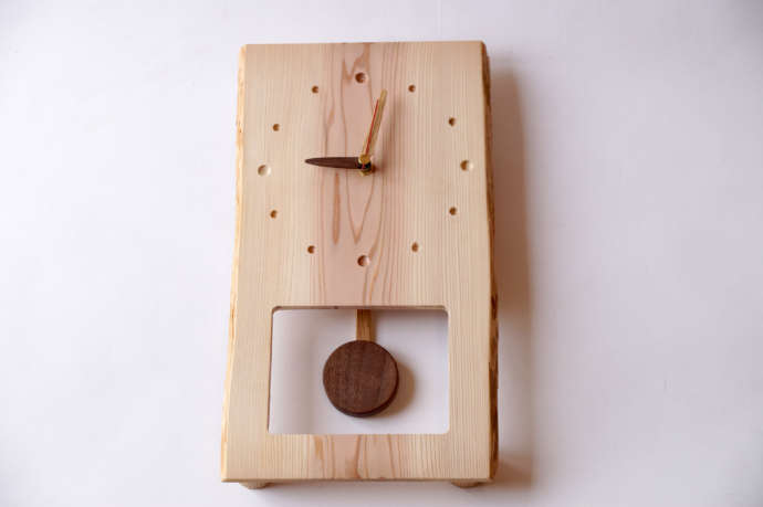 「アルブル木工教室」のワークショップで製作できる振り子式掛け時計の完成例