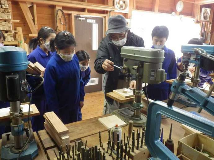 「有田川町立清水木工等体験センター」内での製作体験中の一コマ（その4）