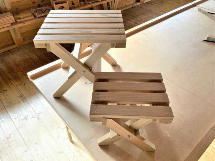 「有田川町立清水木工等体験センター」の製作体験で作れる大小の椅子