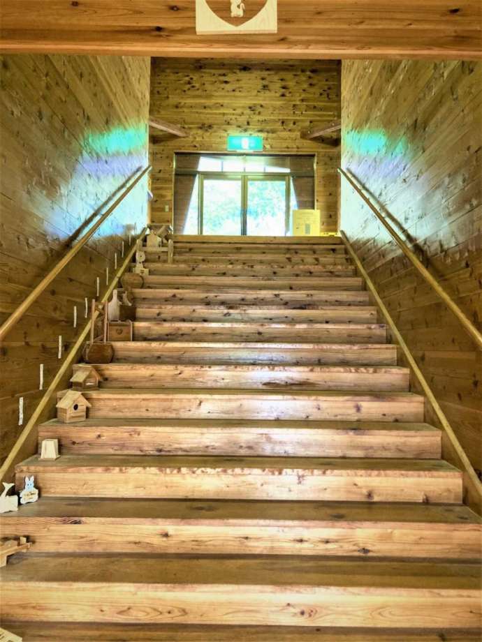 「有田川町立清水木工等体験センター」内の階段に展示中の製作体験メニューの完成品サンプル