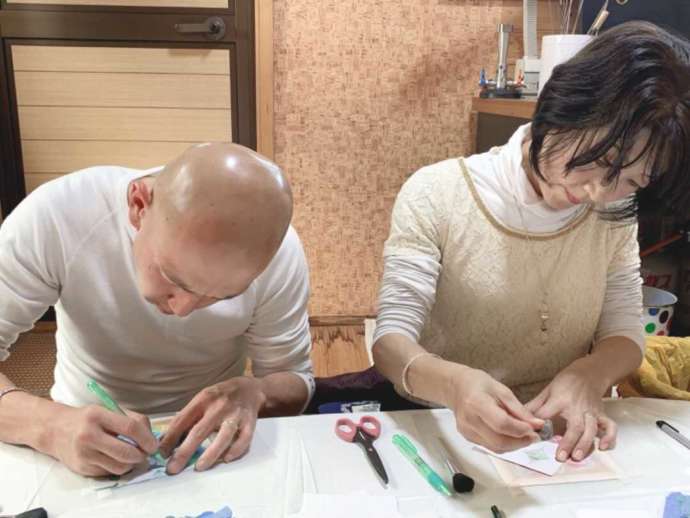 「色伝師 乃和」の「万華鏡アート」制作体験で作業中のカップル