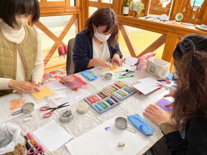 「色伝師 乃和」の「万華鏡アート」制作体験で作業中のグループ