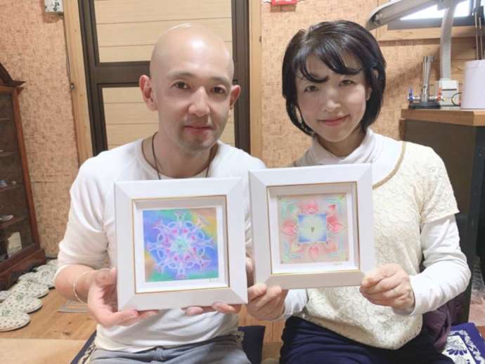 「色伝師 乃和」の「万華鏡アート」制作体験で作品を完成させたカップル
