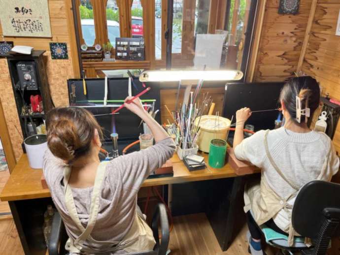「色伝師 乃和」の「ガラス工芸」制作体験のバーナーワークでとんぼ玉を作る母娘