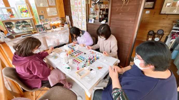 「色伝師 乃和」の「ディンプルアート」制作体験で作業中のグループ