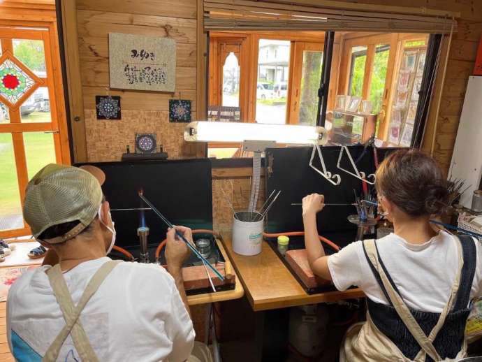 「色伝師 乃和」の「ガラス工芸」制作体験のバーナーワークでとんぼ玉を作るカップル