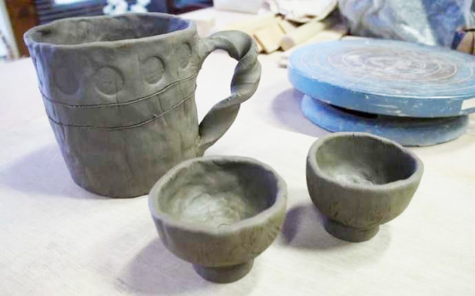 「長内工房」の陶芸制作体験で作られた作品類（乾燥・焼成前）