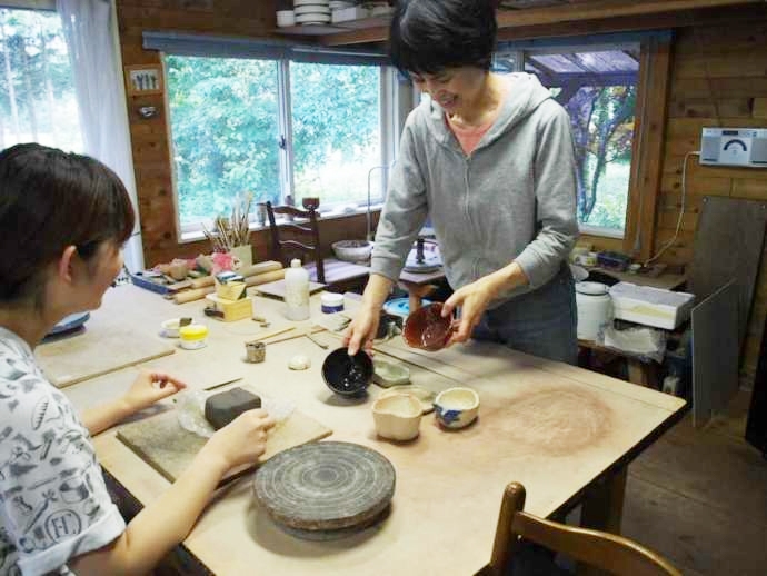 「長内工房」での陶芸制作体験の様子（右は工房主で陶芸家の長内さん）