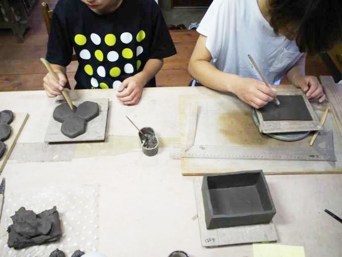 「長内工房」での陶芸制作体験の様子