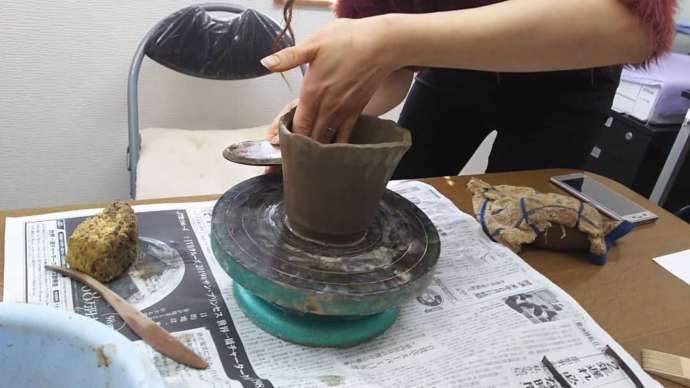「紫焔窯おおたかの森陶房」の体験陶芸にて「手びねりコース」での作陶の様子（その1）