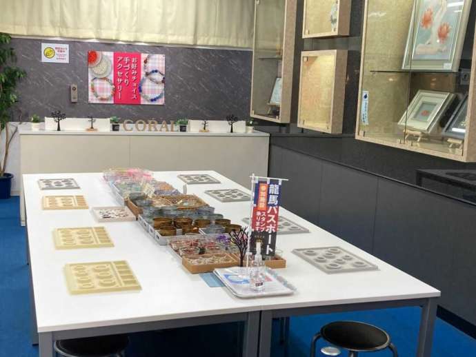 「日本サンゴセンター 宝石珊瑚資料館35の杜」館内の制作体験コーナーのテーブル