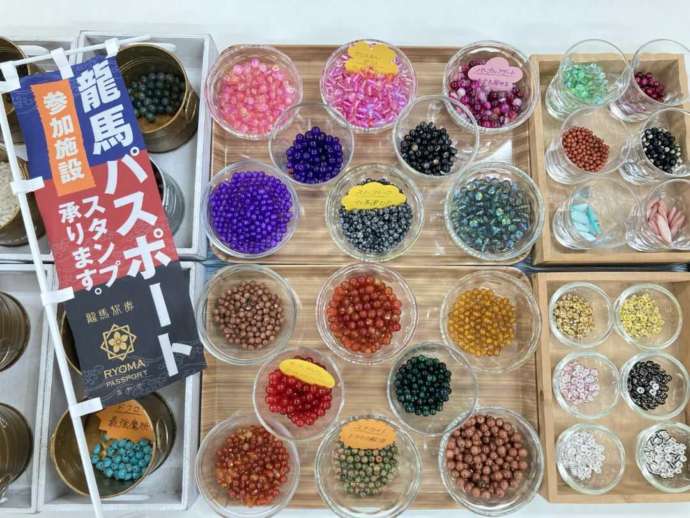 「日本サンゴセンター 宝石珊瑚資料館35の杜」の制作体験で使われるブレスレット用の天然石の数々（一部）