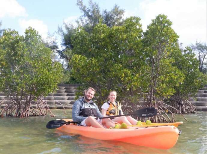 沖縄県名護市にある「屋我地エコツーネット」でマングローブとともに写真を撮るカップル