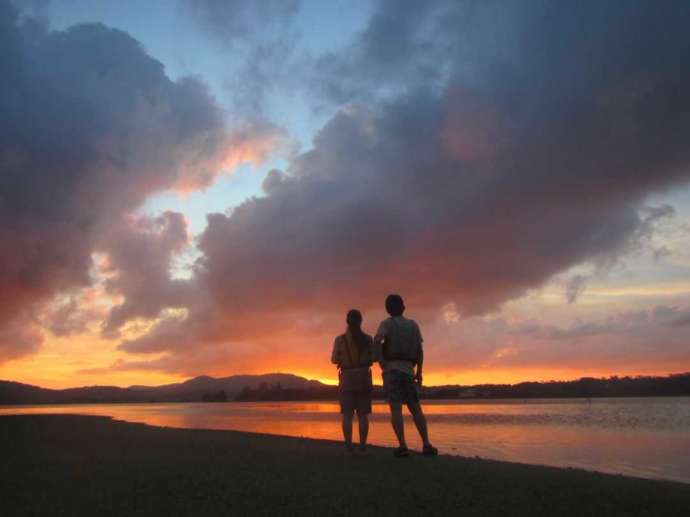 沖縄県名護市にある「屋我地エコツーネット」のサンセットカヤックで無人島に上陸した様子