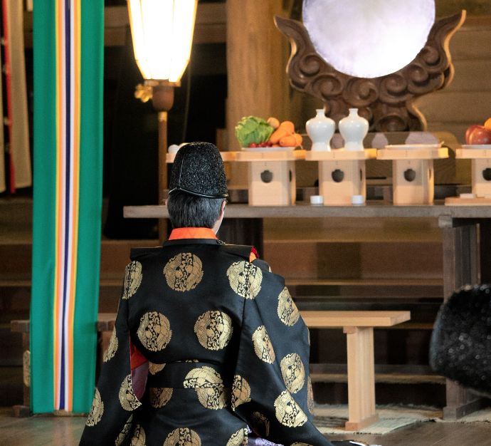 静岡県焼津市にある焼津神社で神前結婚式をする宮司