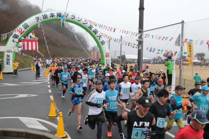 矢掛本陣マラソン大会で参加者が走っている写真