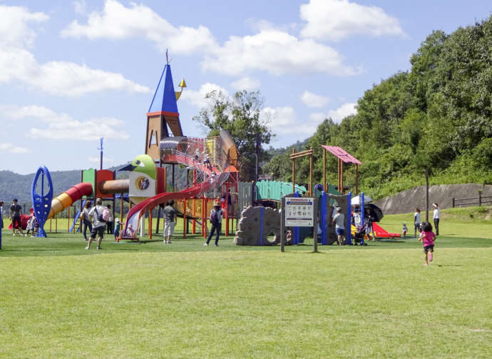 矢掛町にある「総合運動公園」の遊具で遊ぶ子供たち